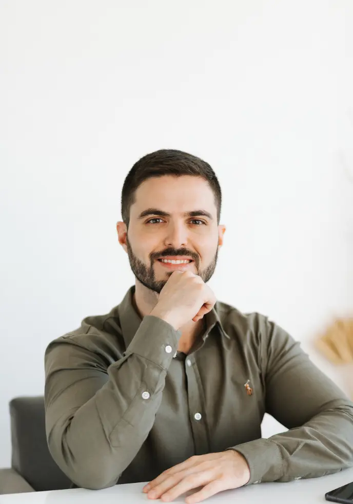 Dr. Marcos sorrindo no consultório